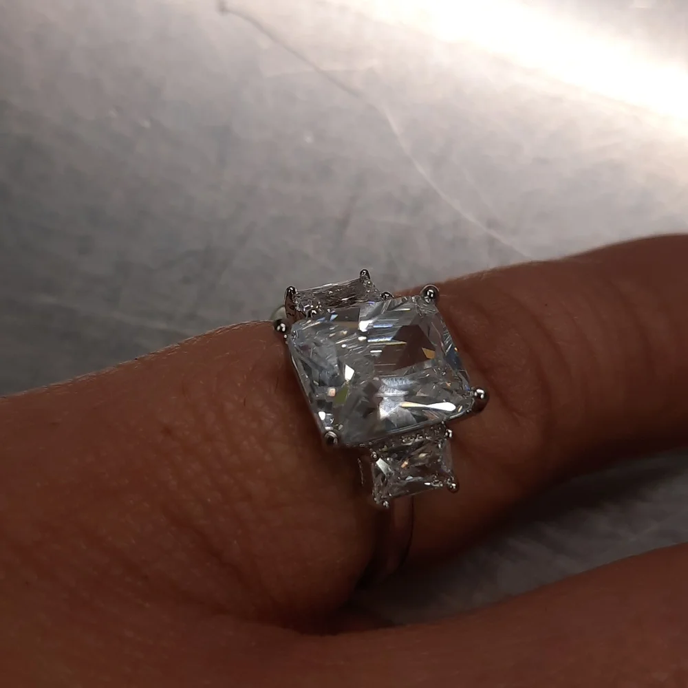 Glitz and Glamour Crystal faceted Ring - Picture 2 of 4